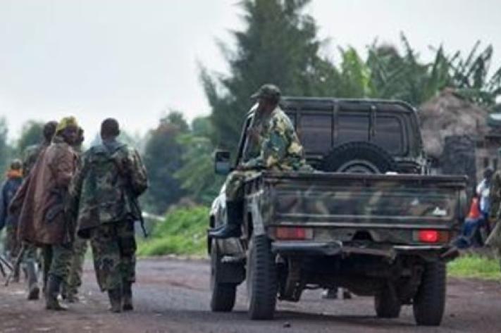 Image de Société. Le Nord-Kivu, province de l'est de la République démocratique du Congo (RDC), est le théâtre de nouveaux affrontements violents impliquant les rebelles du M23, les groupes armés locaux et les Forces armées de la République démocratique du Congo (FARDC). Les combats ont éclaté le dimanche 19 novembre près de Karenga, dans le territoire de Masisi, ravivant les tensions et forçant de nombreux habitants à fuir la région. Les sources locales font état de combats à l'arme lourde, indiquant que les rebelles du M23 ont lancé une attaque tôt le matin contre les positions des groupes armés locaux. L'offensive aurait également conduit les rebelles à avancer vers Magera, puis à descendre vers Karenga, provoquant un exode massif de la population locale. De nombreux résidents cherchent refuge dans des zones plus sûres, notamment le site des déplacés de Kazimba à Sake. Cette reprise des hostilités suscite de vives inquiétudes au sein de la population et de la société civile de Masisi. Ces derniers appellent les FARDC à intervenir rapidement pour mettre fin à l'agression perpétrée par les rebelles du M23 et rétablir la sécurité dans la région. La situation humanitaire se détériore, avec des déplacements massifs de civils fuyant les violences et cherchant protection dans des zones plus stables. La province du Nord-Kivu a été le théâtre de conflits récurrents impliquant différents groupes armés, exacerbant les tensions et créant des conditions précaires pour les habitants locaux. Les affrontements actuels soulignent la fragilité de la situation sécuritaire dans la région et la nécessité d'une intervention immédiate pour prévenir des conséquences humanitaires plus graves. Les autorités locales et nationales sont interpellées pour prendre des mesures urgentes afin de protéger la population civile, de rétablir la paix et de rechercher des solutions durables pour mettre fin aux cycles de violence récurrents. La communauté internationale est également appelée à soutenir les efforts visant à stabiliser la région et à promouvoir un dialogue constructif entre les parties impliquées. Alors que les événements se déroulent sur le terrain, les regards sont tournés vers les acteurs nationaux et internationaux pour qu'ils coordonnent leurs actions en vue de résoudre cette crise et d'éviter une escalade des hostilités. La question cruciale qui se pose maintenant est de savoir quelles mesures concrètes seront prises pour restaurer la paix et assurer la sécurité à long terme dans cette région tourmentée.